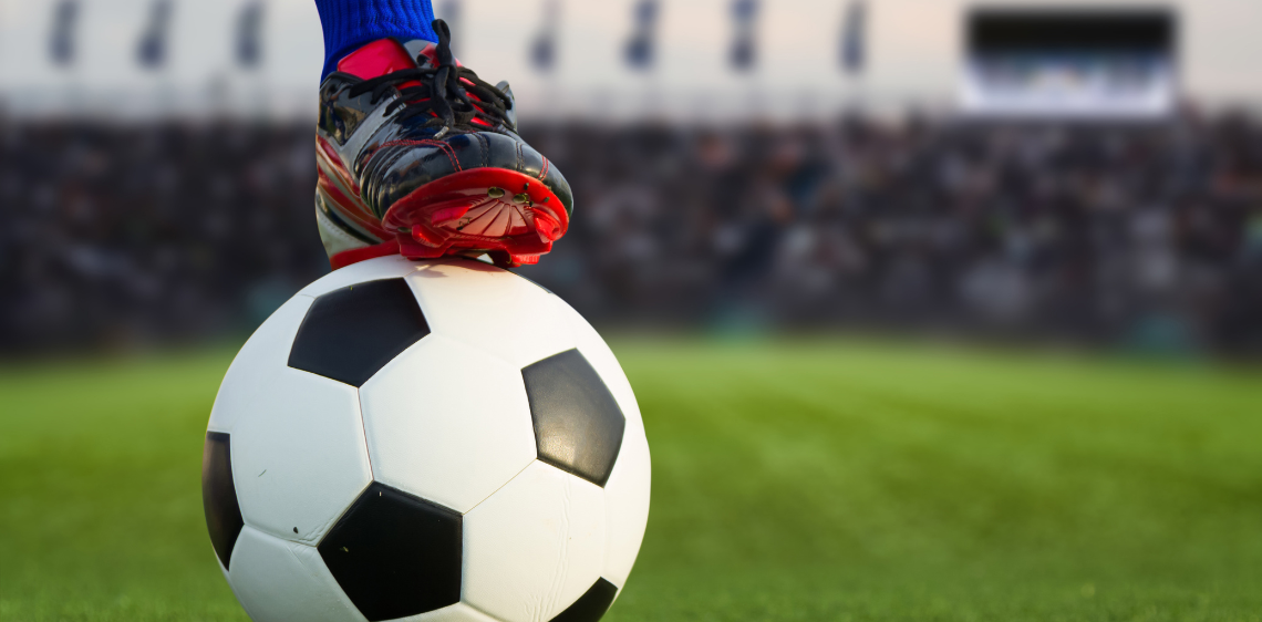 Bola de futebol em campo