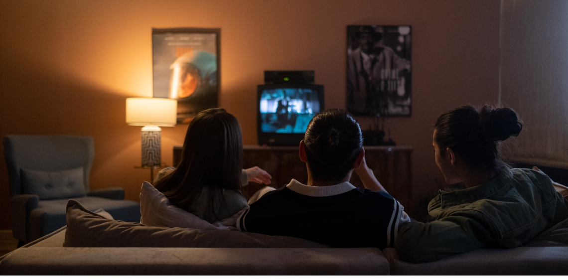 Pessoas assistindo TV