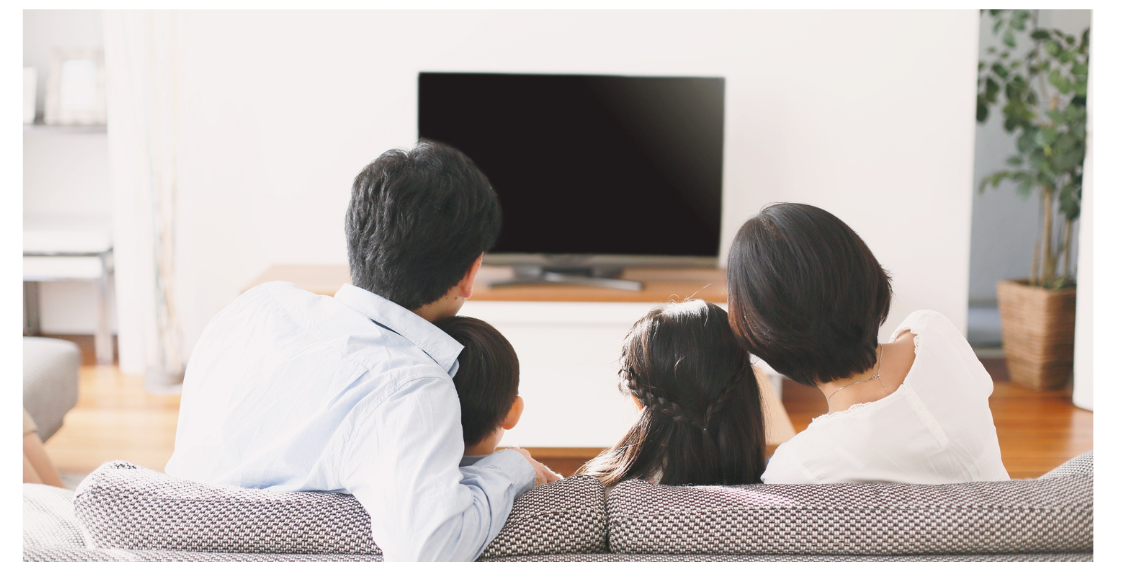 Família assistindo TV
